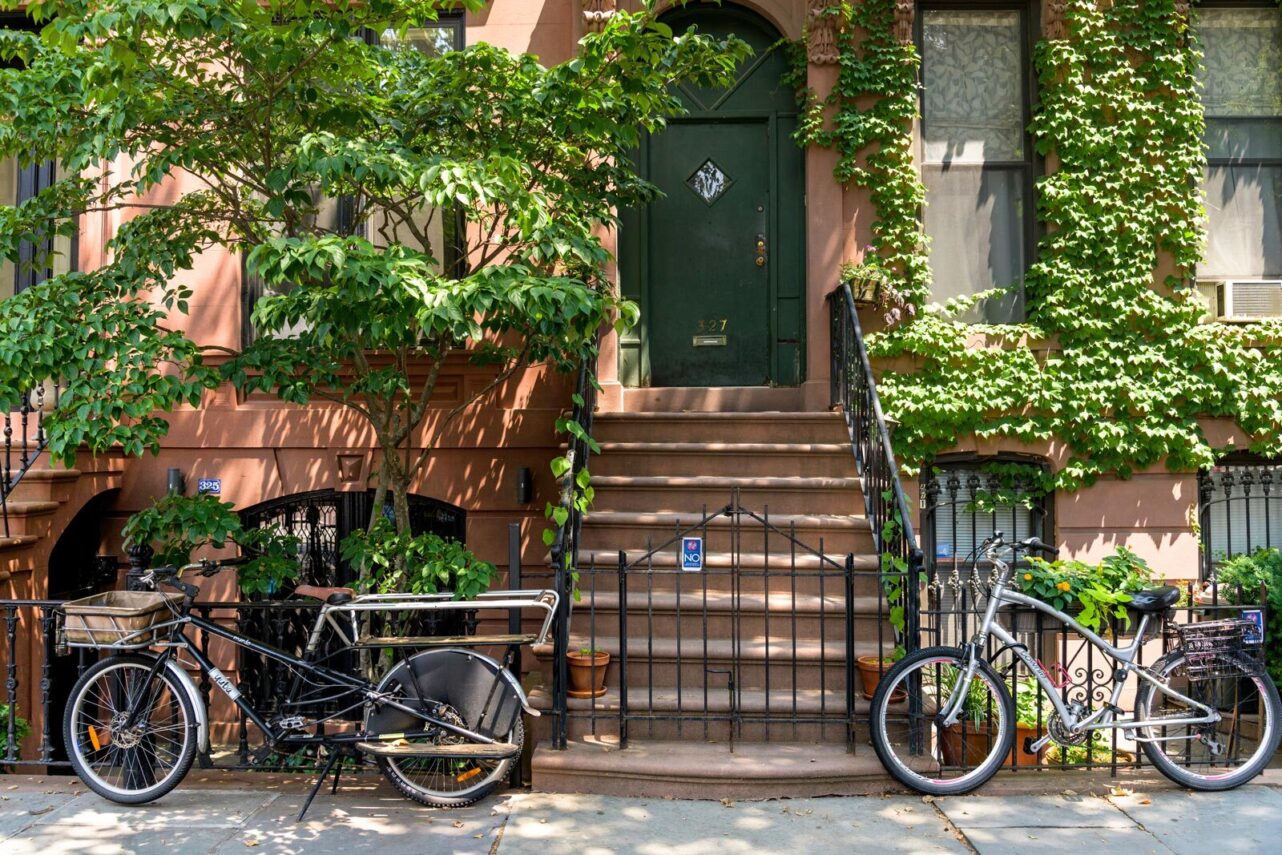 outside of a brownstone with two bikes